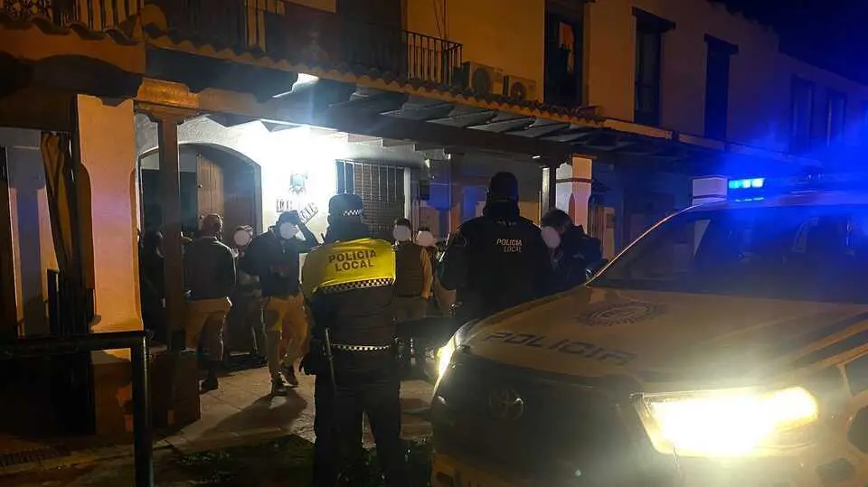 La Polic&iacute;a Local de Almonte interviene en una de las casas discoteca en El Roc&iacute;o. Fuente: Facebook Polic&iacute;a Local de Almonte