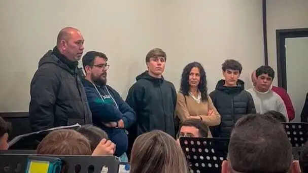 Davinchi junto a su madre y su hermano con la BCT del Nazareno de Huelva. Fuente: X del Nazareno de Huelva