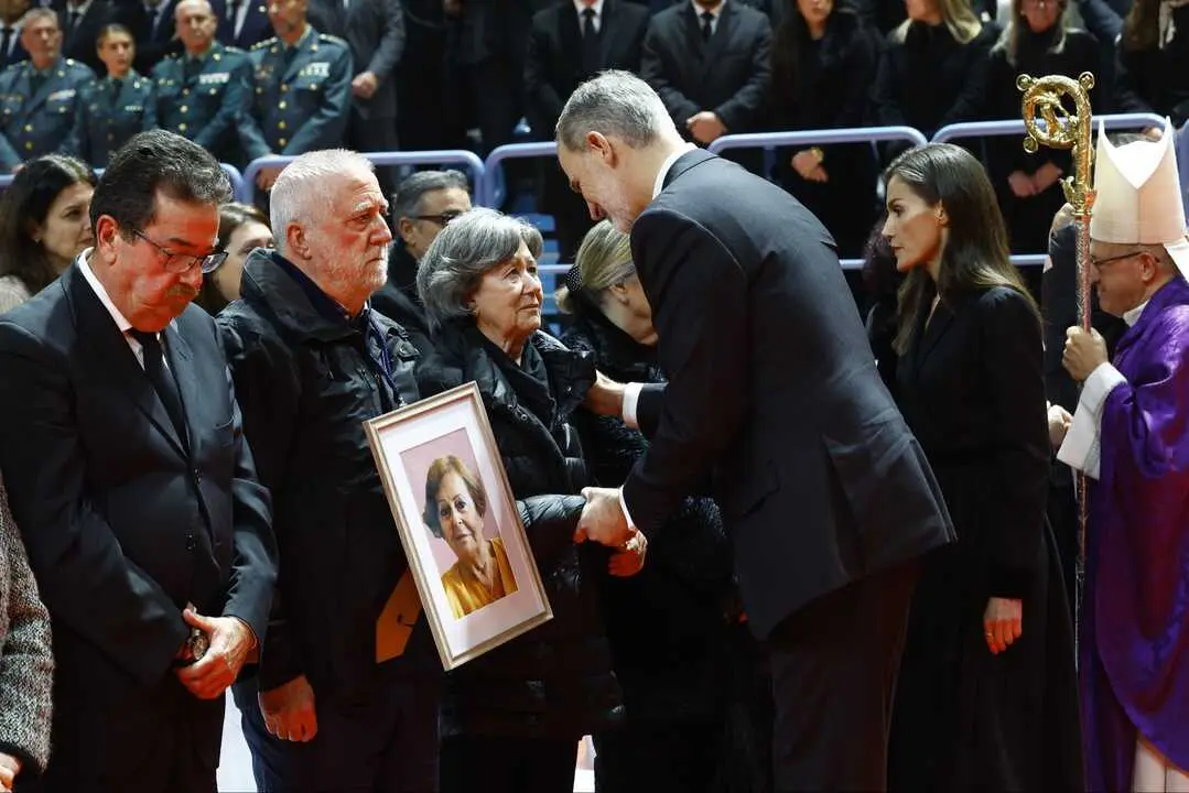 Los Reyes saludan a familiares de las v&iacute;ctimas