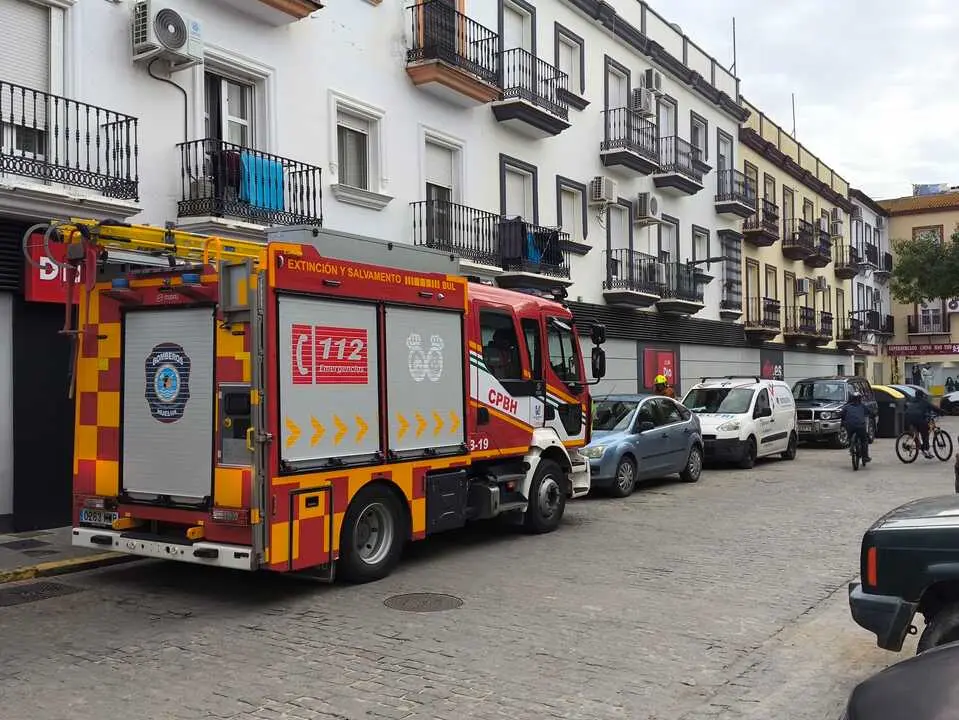 Bomberos en el lugar del suceso en Moguer