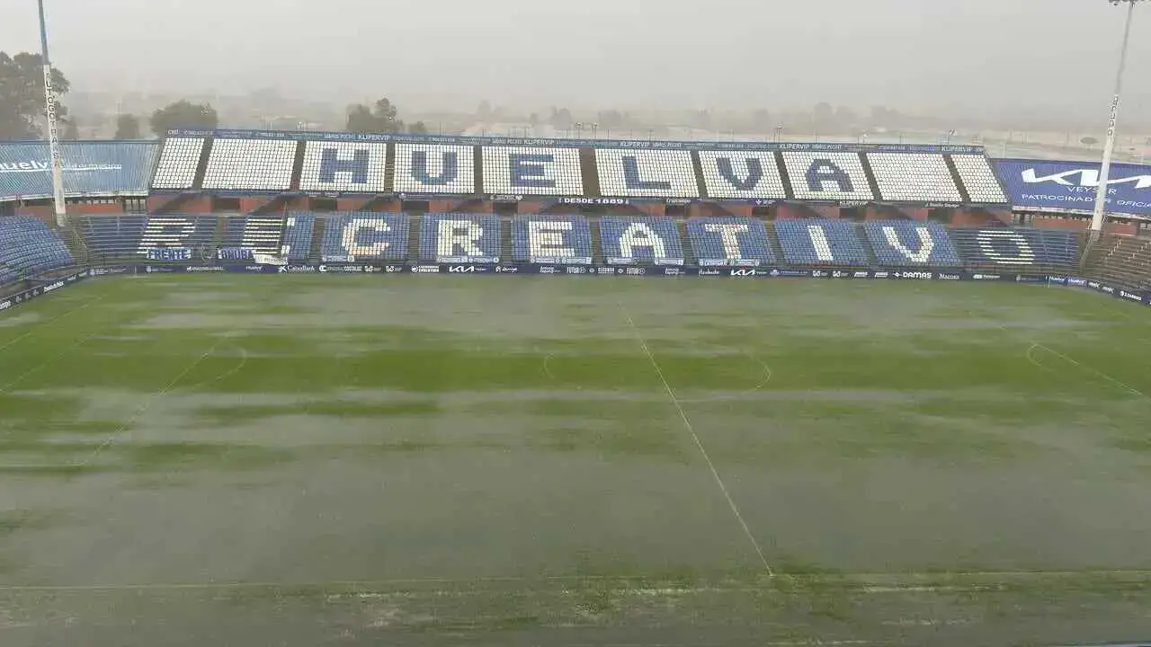 Estado del estadio Nuevo Colombino tras el paso de la borrasca que oblig&oacute; a suspender el partido con el UCAM Murcia. Fuente: Carlos Mart&iacute;nez Brea