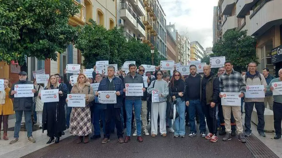 Manifestaci&oacute;n de UGT Huelva por la muerte de Mariano &Aacute;lvarez. Fuente: Facebook UGT Huelva