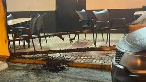 As&iacute; qued&oacute; la terraza tras el incendio intencionado. Fuente: Facebook Polic&iacute;a Local de Almonte