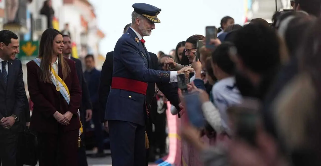 El rey saluda a vecinos ante la atenta mirada de la alcaldesa de Palos