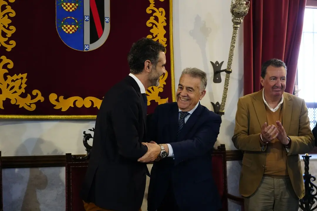 Fern&aacute;ndez-Pacheco junto a Paco Bella. Fuente: Ayto. Almonte