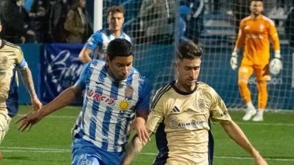 Mario Da Costa disputando un bal&oacute;n con un jugador del &Aacute;guilas. Fuente: X Recreativo de Huelva