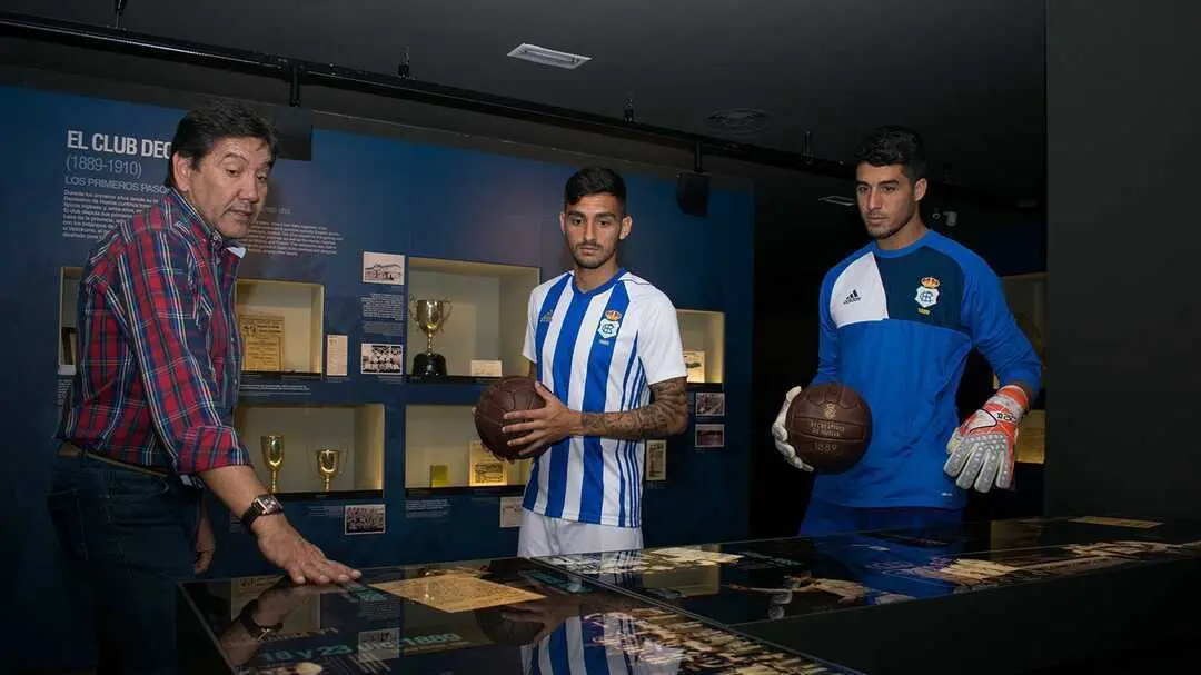 &Aacute;lex L&aacute;zaro y Pablo Andrade visitan el Museo del Recreativo de Huelva. Fuente: Recreativo de Huelva.
