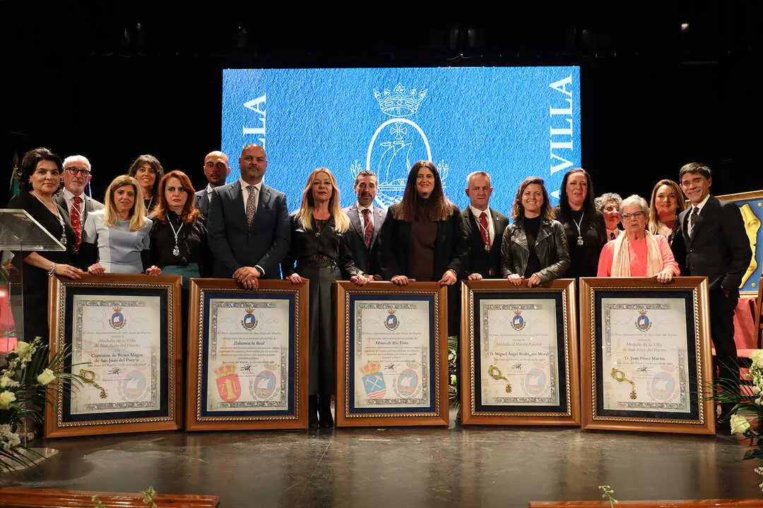 Entrega de distinciones. Fuente: Ayuntamiento de