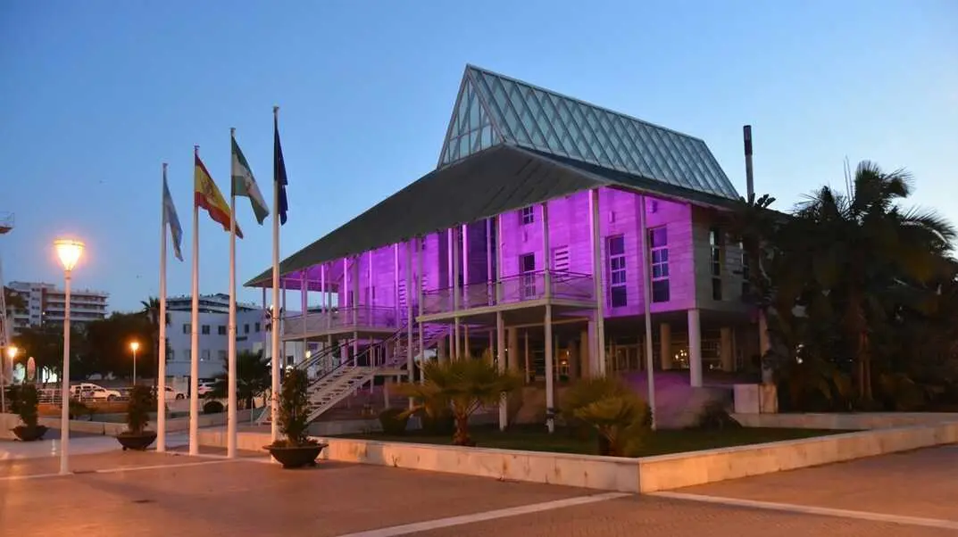 El Ayuntamiento de Punta Umbr&iacute;a iluminado por el D&iacute;a de la Mujer. Fuente: Facebook Ayto. Punta Umbr&iacute;a