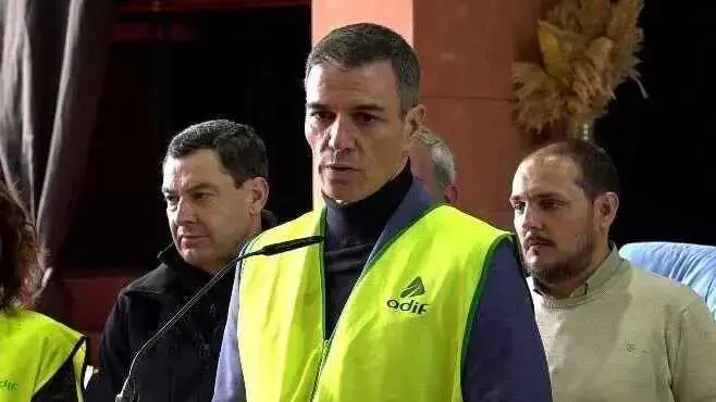 Pedro S&aacute;nchez en su visita a Adamuz tras el accidente. Fuente: Imagen de Archivo