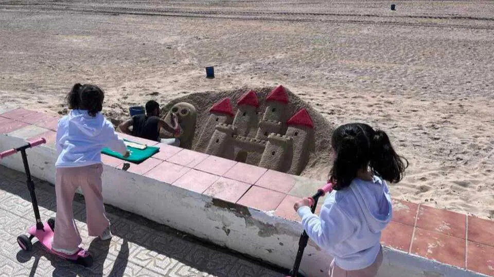 As&iacute; avanza el castillo de arena en Matalasca&ntilde;as. Fuente: Facebook Jonny Ramos