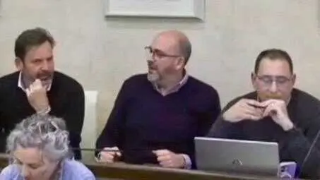 Miguel &Aacute;ngel Jim&eacute;nez, en el centro de la fotograf&iacute;a, durante una sesi&oacute;n municipal