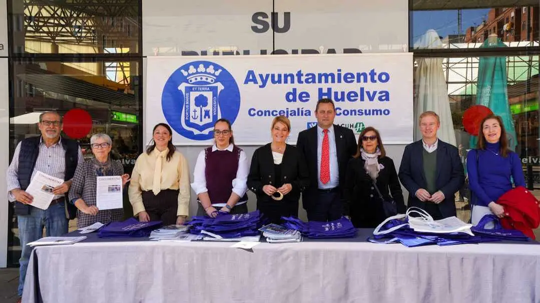 Mesa informativa instalada en el Mercado del Carmen con motivo del D&iacute;a Mundial del Consumidor. Fuente: Ayuntamiento de Huelva
