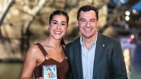 Juanma Moreno con Carolina Mar&iacute;n. Fuente: Fuente: Facebook Juanma Moreno