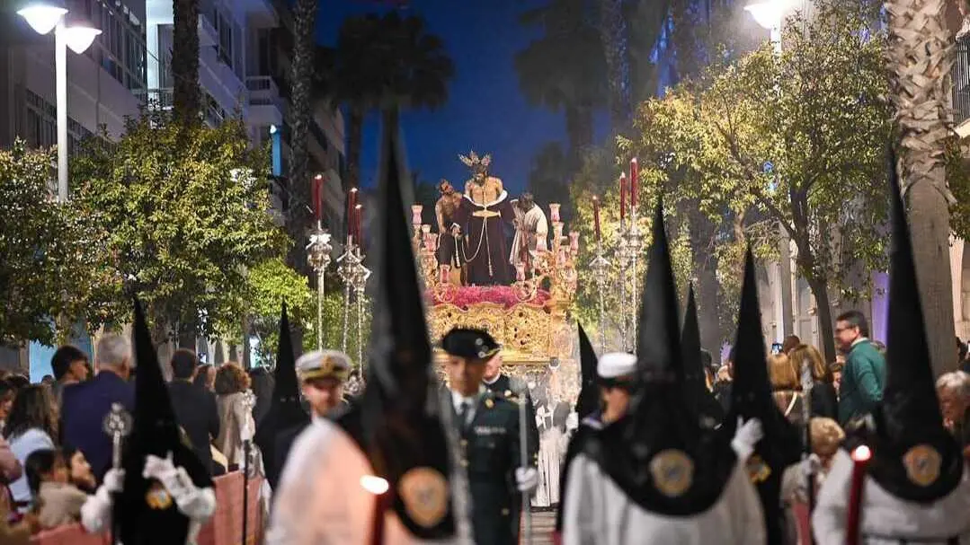 La Hermandad de los Mutilados a su paso por Carrera Oficial en este pasado Domingo de Ramos. Fuente: Sa&uacute;l Garc&iacute;a