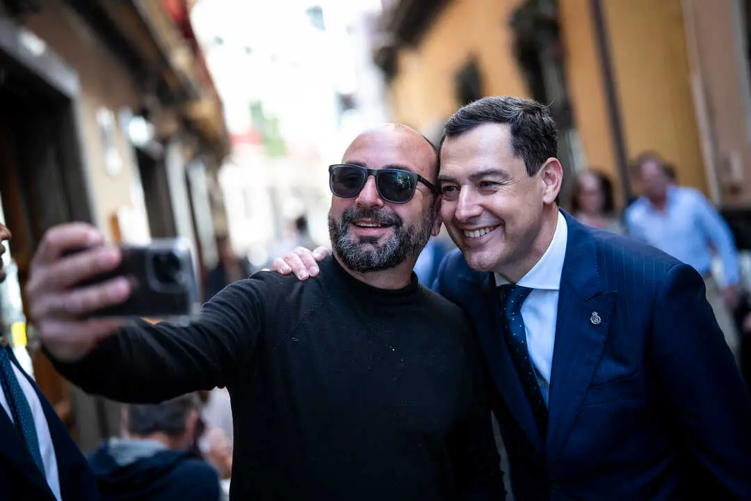 Moreno se hace un selfie con un hombre