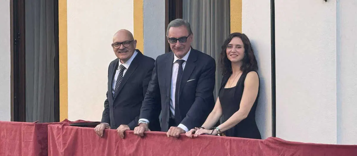 Ayuso y Herrera contemplan una procesi&oacute;n en Sevilla