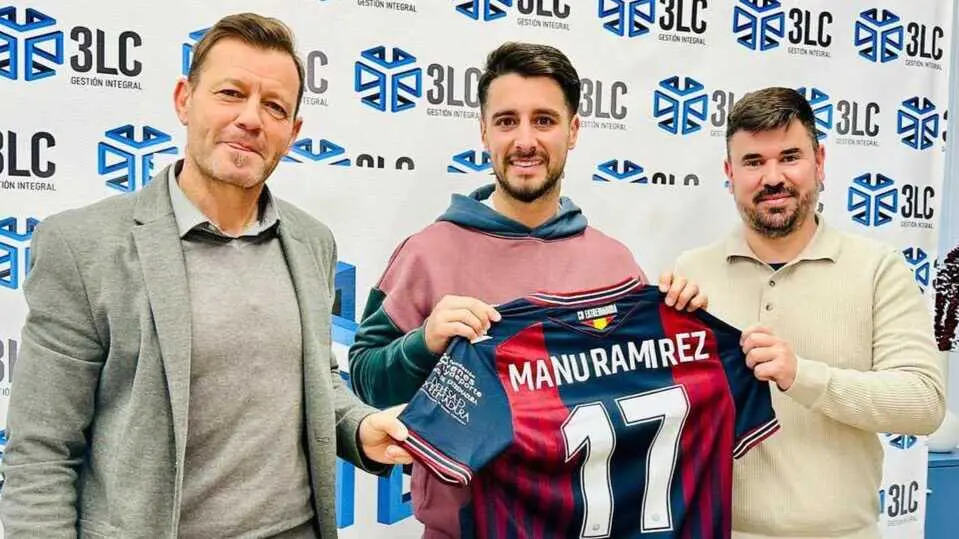 Manu Ram&iacute;rez, en su presentaci&oacute;n con el CD Extremadura. Fuente: CD Extremadura.