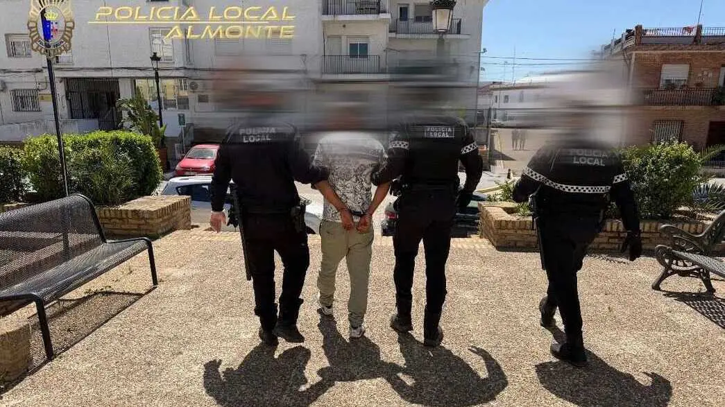 La Polic&iacute;a Local con el detenido
