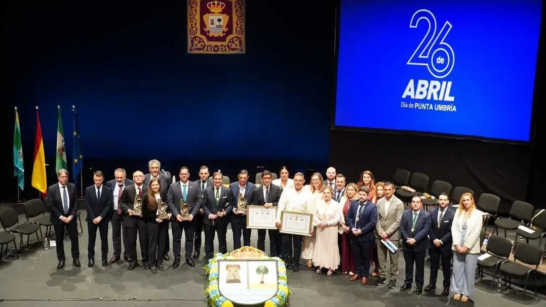 Pleno 26 de abril foto familia. Fuente: Ayto. Punta Umbr&iacute;a