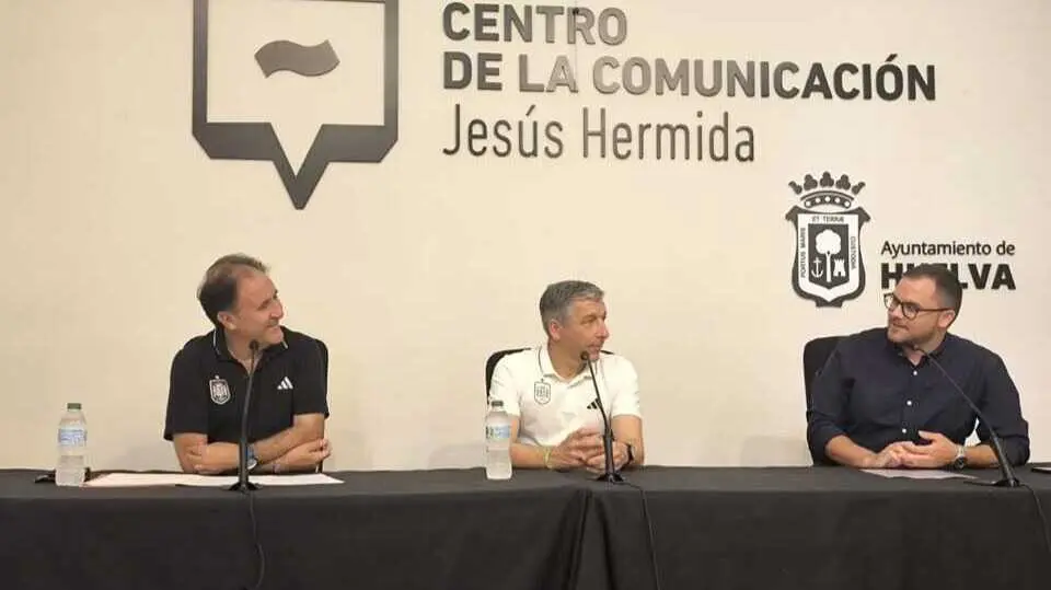 David Cubillo y Nicol&aacute;s S&aacute;inz defienden en Huelva un f&uacute;tbol base centrado en la persona. Fuente: Facebook Asociaci&oacute;n Onubense de la Prensa Deportiva