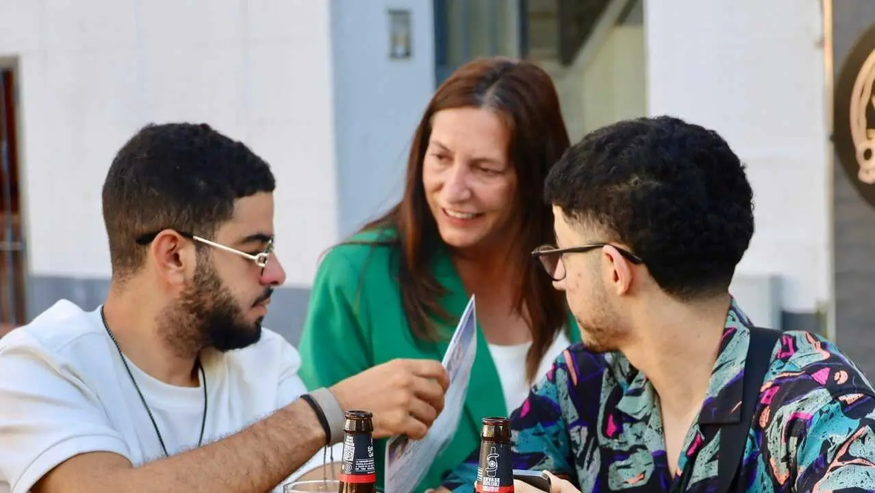 Loles L&oacute;pez conversa con dos j&oacute;venes