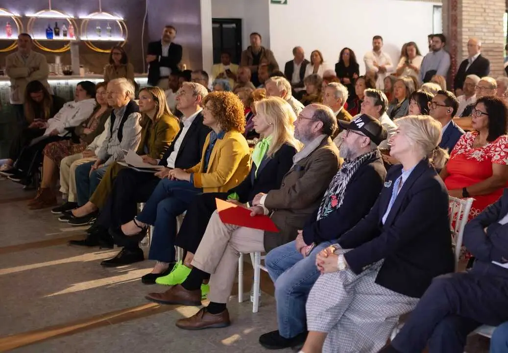 Zapatero con representantes del PSOE y de Poetas por la Paz