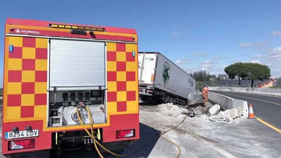 As&iacute; qued&oacute; el cami&oacute;n que ha provocado cortes en la A-49. Fuente: Facebook Consorcio Provincial Bomberos Huelva