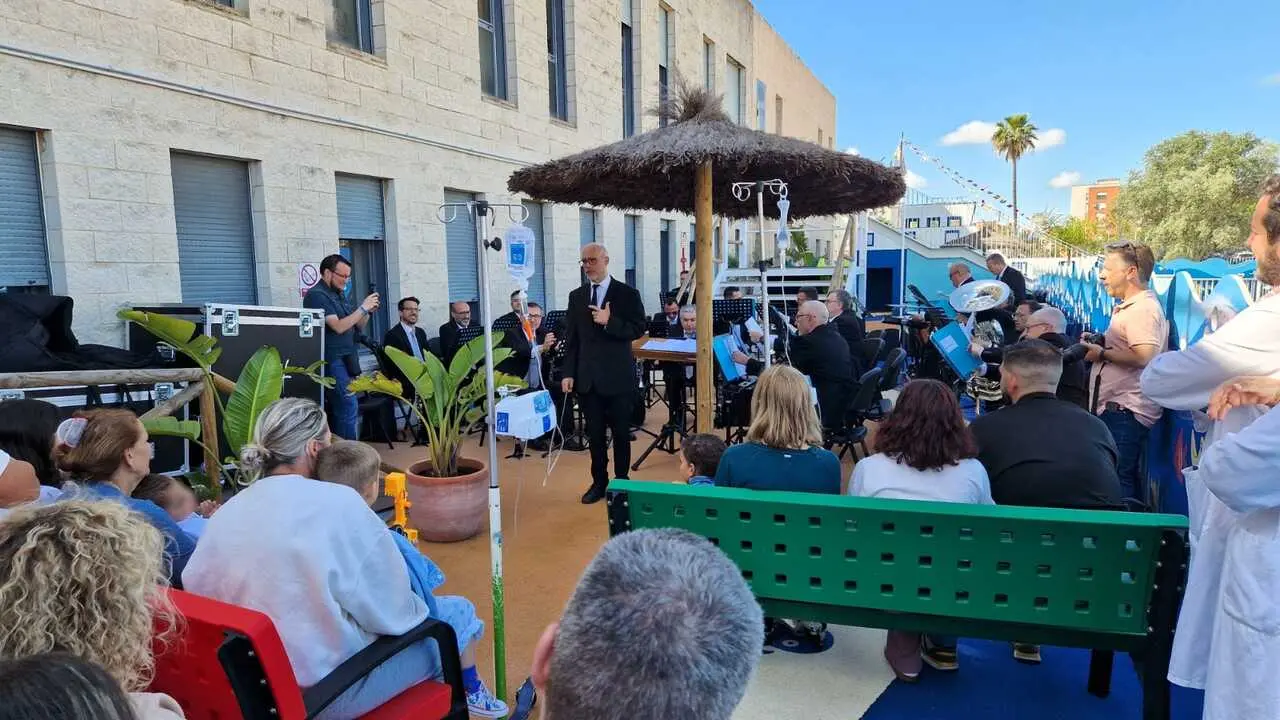 La Banda Sinf&oacute;nica Municipal durante el concierto celebrado en el Patio del Amor del Hospital Juan Ram&oacute;n Jim&eacute;nez