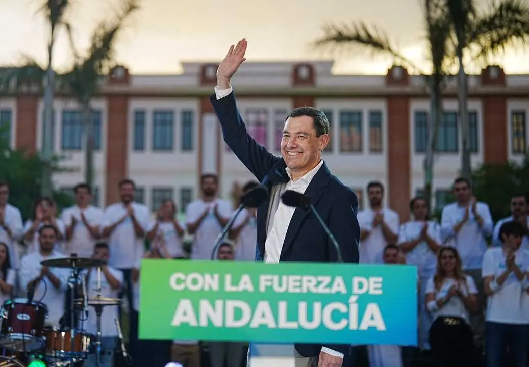 Juanma Moreno saluda en el cierre de campa&ntilde;a