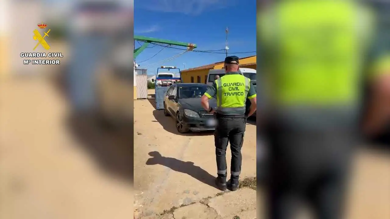Agente de la Guardia Civil junto al veh&iacute;culo intervenido. Fuente: Guardia Civil