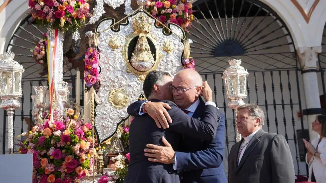 Moguer entregasu Medalla de Oro a la Hermandad del Roc&iacute;o de Moguer. Fuente: Ayto. Moguer