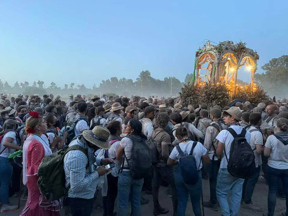 La alcaldesa junto al Simpecado de Huelva