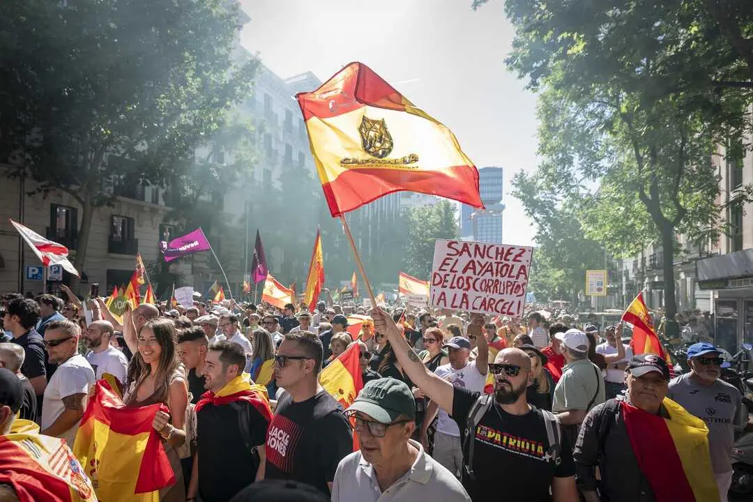 Miles de personas han pedido en Madrid la dimisi&oacute;n de S&aacute;nchez