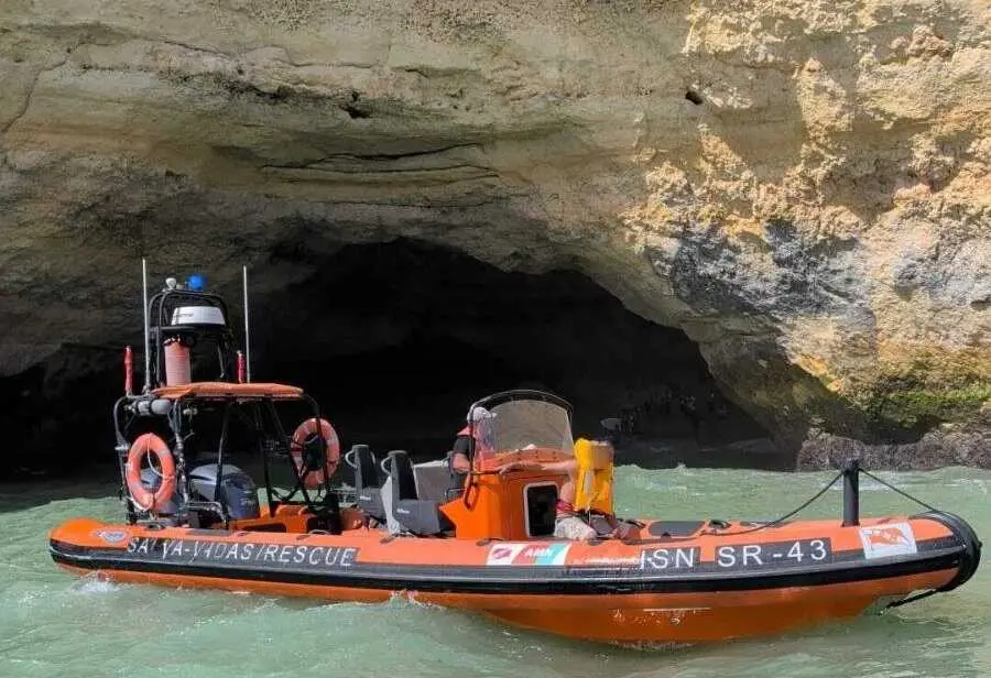 Embarcaci&oacute;n de Salvamento en una cueva del Algarve portugu&eacute;s