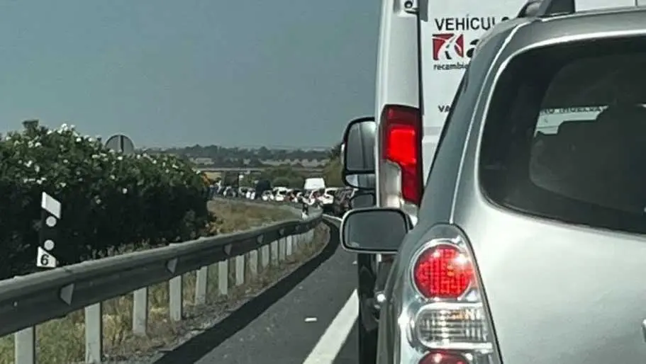 Retenciones en la A-49. Imagen de archivo