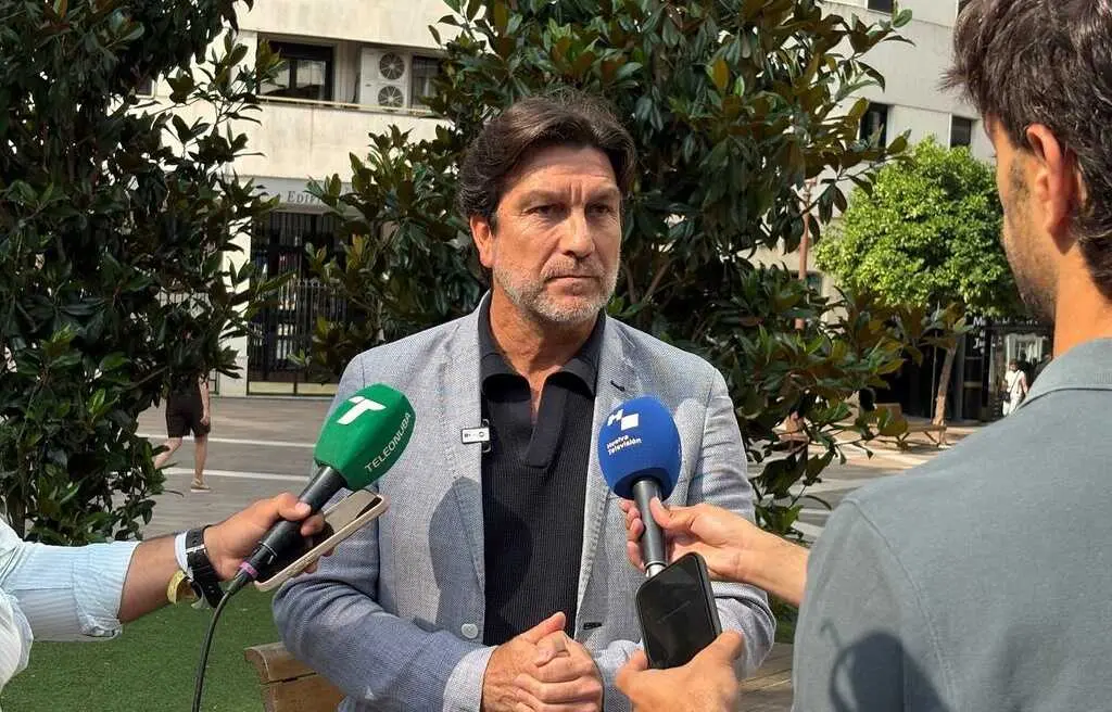 Gavi&ntilde;o atiende a los medios