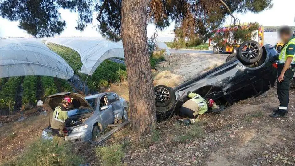 As&iacute; quedaron los dos coches tras el accidente: Fuente: Sab Bomberos Huelva Provincia