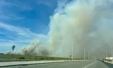 Espesa humareda tras el incendio en Marismas del Burro