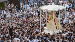 La Virgen del Roc&iacute;o durante su procesi&oacute;n por la aldea. Alberto D&iacute;az