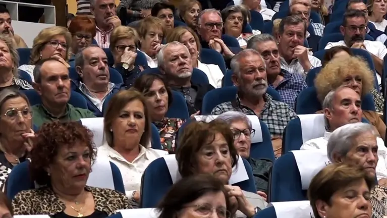 Alumnos durante la inauguraci&oacute;n del Aula de la Experiencia.