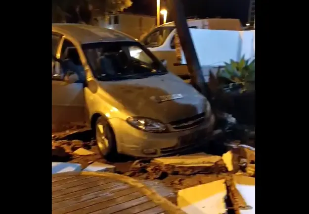 El coche se empotr&oacute; contra la facada de una terraza