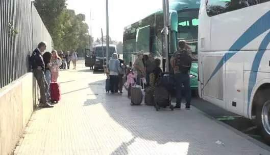 Autobuses para los viajeros afectados por la falta de trenes