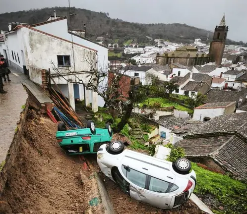 Dos coches se vieron afectados por el desprendimiento del talud