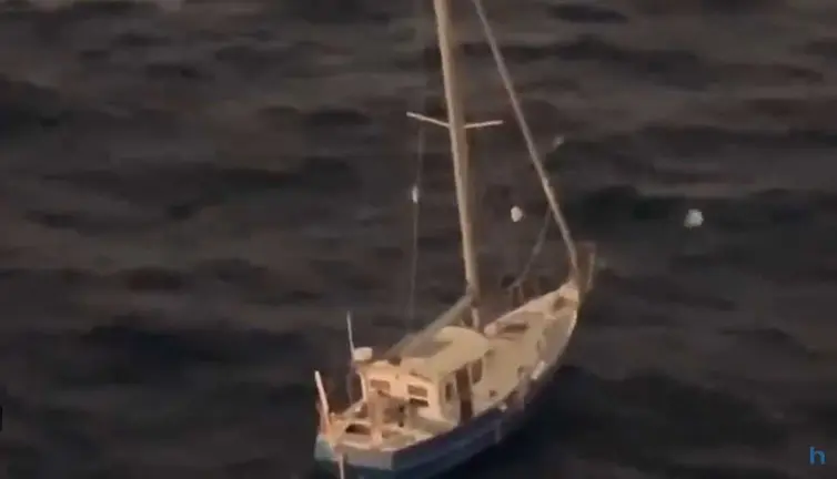 Velero auxiliado por Salvamento Mar&iacute;timo