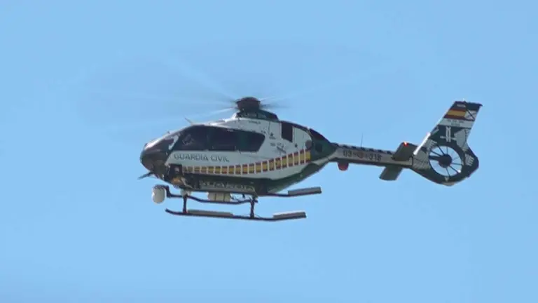 Helic&oacute;ptero de la Guardia Civil sobrevuela el puerto de Huelva