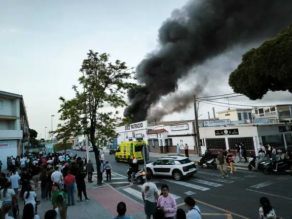 Extensa humareda tras el incendio en Punta Umbr&iacute;a