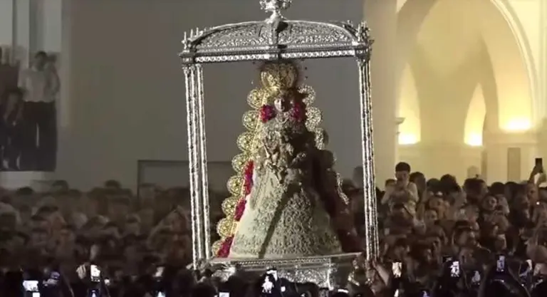 As&iacute; procesiona la Blanca Paloma