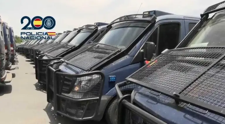 M&aacute;s de 170 coches de la Polic&iacute;a Naciona embarcan en Huelva