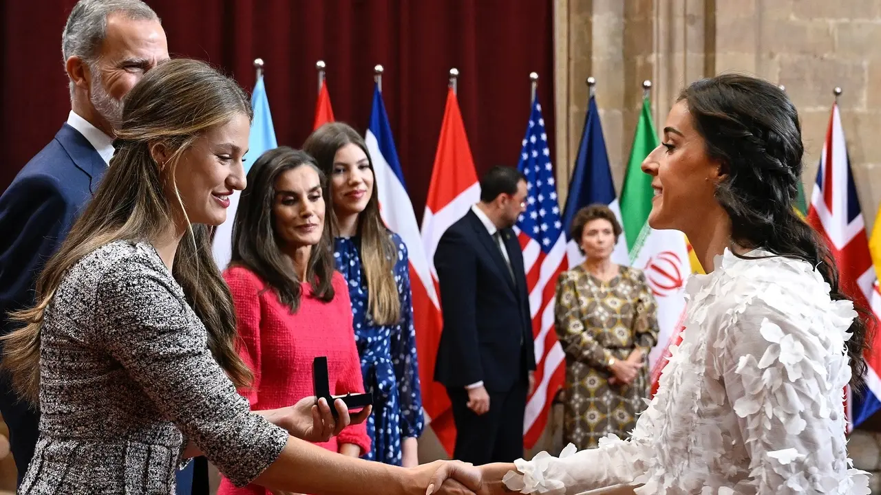 Carolina Mar&iacute;n saluda a la familia real